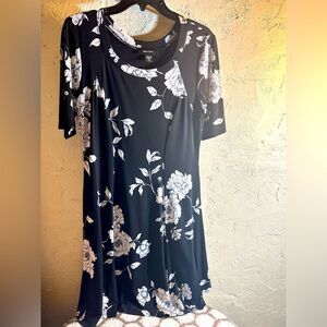 Karen Kane Black Floral Dress, size M, fit flare dress. Beautiful flowy style